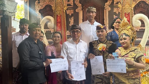 Penyerahan Akta Perkawinan Langsung Jadi di Tiga Tempat